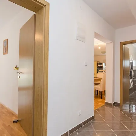 Апартаменты Natalie Sea View With 3 Bedrooms And Everything Is Air-conditioned