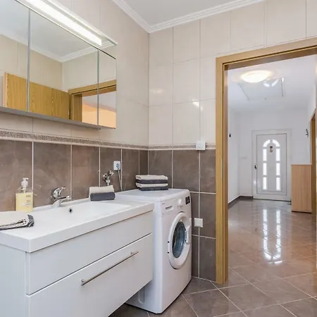 Апартаменты Natalie Sea View With 3 Bedrooms And Everything Is Air-conditioned