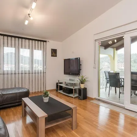 Апартаменты Natalie Sea View With 3 Bedrooms And Everything Is Air-conditioned