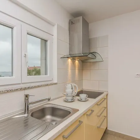 Апартаменты Natalie Sea View With 3 Bedrooms And Everything Is Air-conditioned