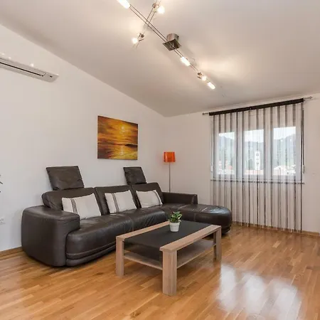 Natalie Sea View With 3 Bedrooms And Everything Is Air-conditioned Апартаменты *