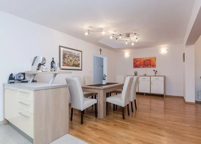 Natalie Sea View With 3 Bedrooms And Everything Is Air-conditioned Sali