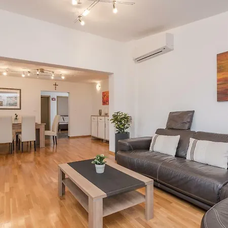 Natalie Sea View With 3 Bedrooms And Everything Is Air-conditioned *