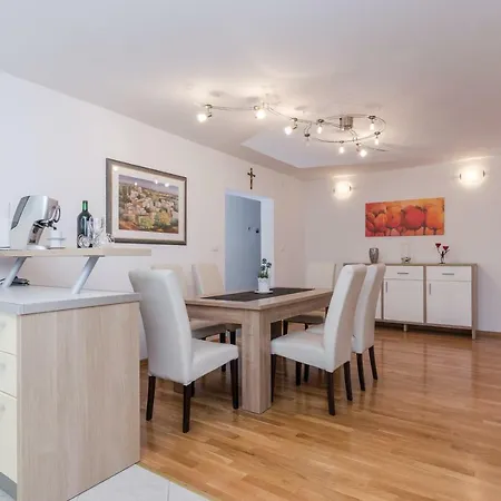 Natalie Sea View With 3 Bedrooms And Everything Is Air-conditioned Sali