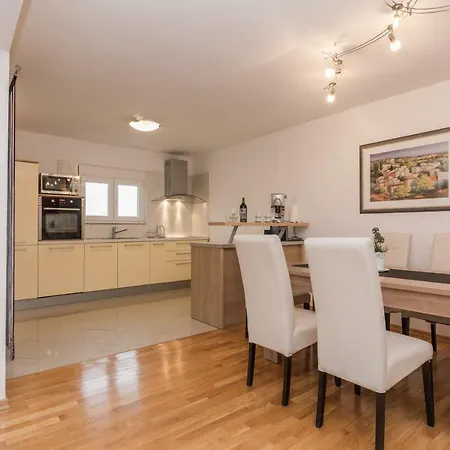 Natalie Sea View With 3 Bedrooms And Everything Is Air-conditioned