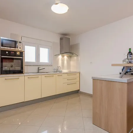 Natalie Sea View With 3 Bedrooms And Everything Is Air-conditioned *