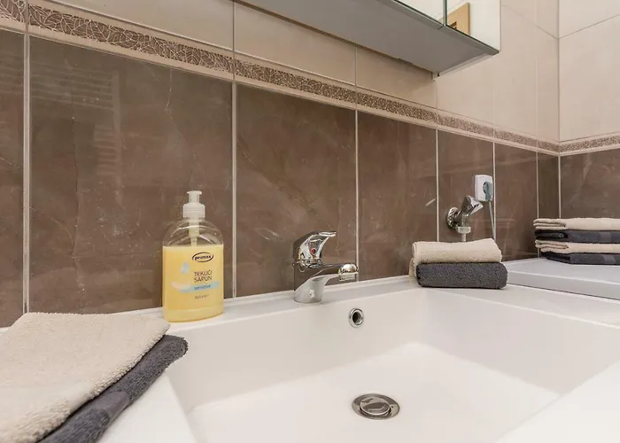 Natalie Sea View With 3 Bedrooms And Everything Is Air-conditioned דירה סאלי