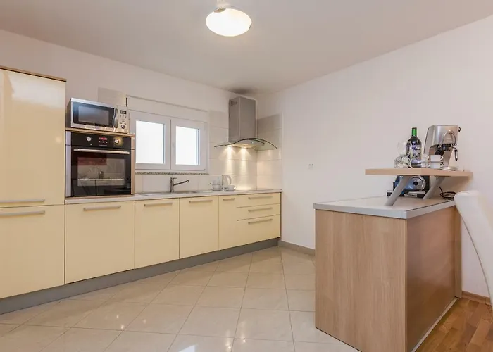 Natalie Sea View With 3 Bedrooms And Everything Is Air-conditioned *