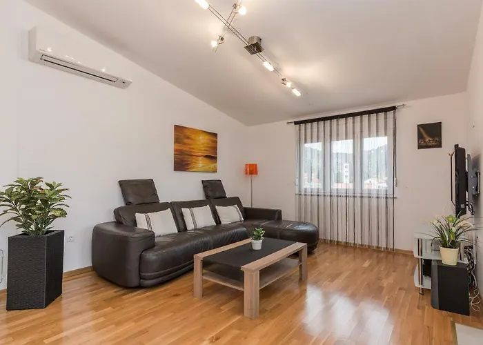 Natalie Sea View With 3 Bedrooms And Everything Is Air-conditioned דירה *